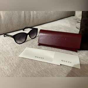 Gucci Sunnies Like New full set